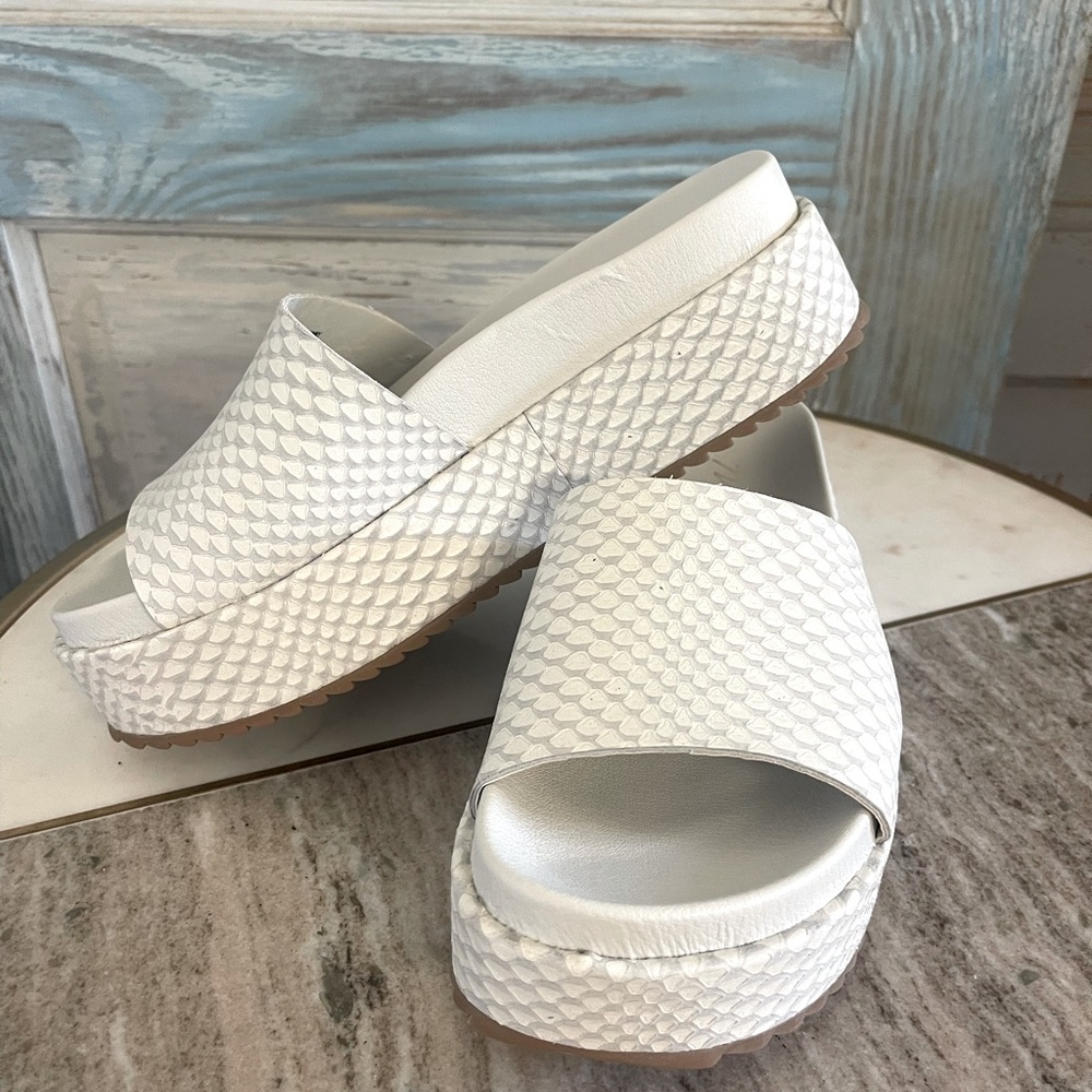 👑NEW👑 Matisse Hideaway white snake platform sandals size 6